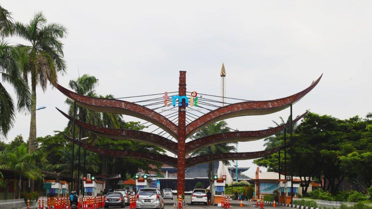 Taman Mini Indonesia Indah berlokasi di Jalan Taman Mini Indonesia Indah RT 7/RW 2, Ceger, Cipayung, Jakarta Timur, Jakarta.