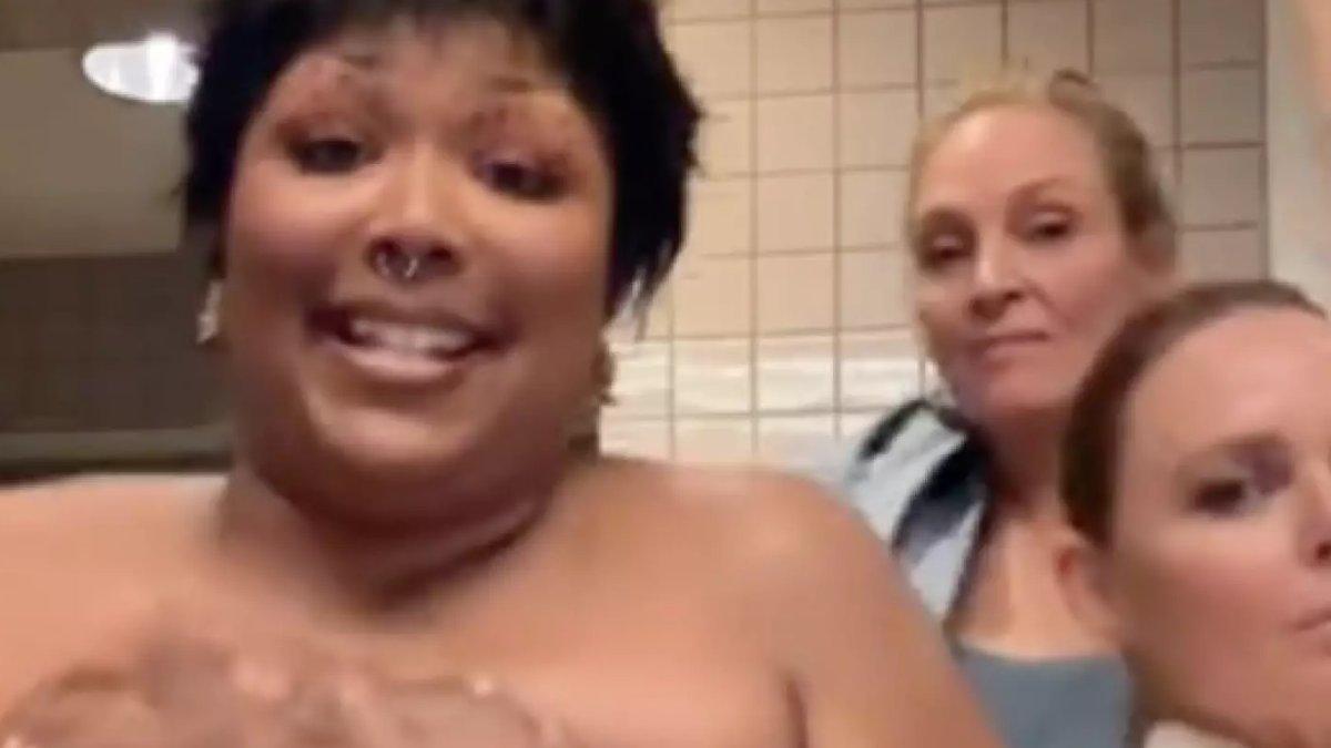 Lizzo membagikan TikTok dari kamar mandi Met Gala.