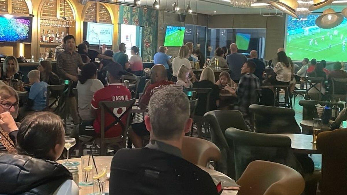 Lock, Stock & Barrel Barsha Heights, satu tempat wisata terbaik di Dubai buat nonton Euro 2024 dengan promo menarik.
