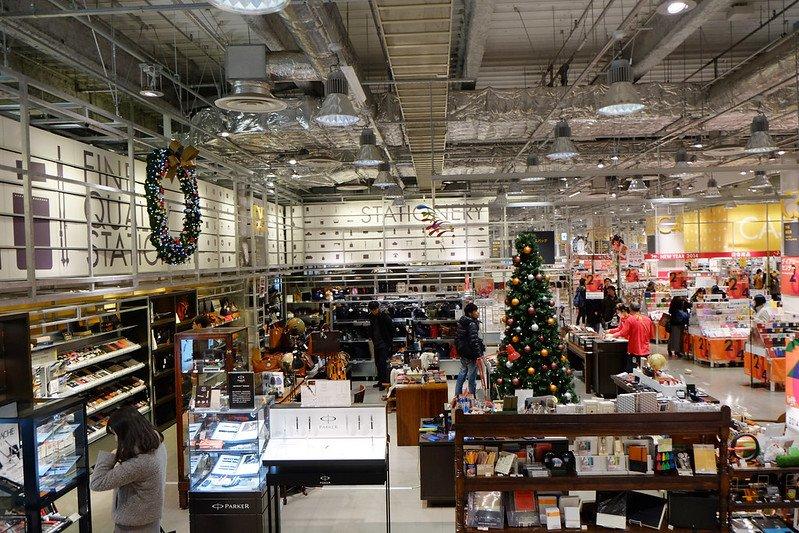 Loft, satu tempat belanja terbaik di Tokyo Jepang buat belanja produk kosmetik.
