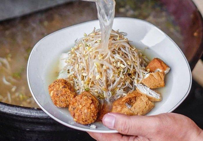 WISATA KULINER SURABAYA - Sajian Lontong Balap Pak Gendut yang legendaris di Surabaya, Rabu (2/7/2025). Traveler yang ingin berwisata kuliner di Surabaya, cek itinerary dengan bujet Rp 290 ribuan berikut.