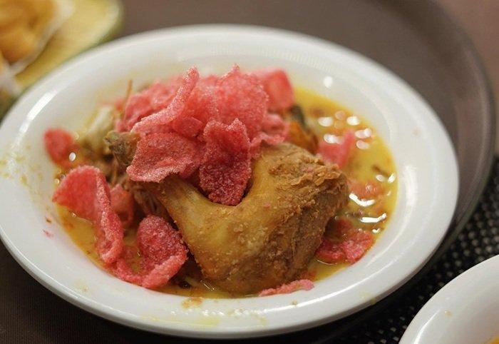 KULINER MEDAN - Seporsi hidangan di Lontong Kak Lin Medan yang legendaris, Selasa (15/7/2025).