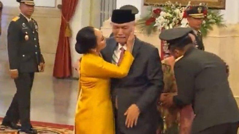 Menteri Koordinator Bidang Kemaritiman dan Investasi Luhut Binsar Pandjaitan terlihat menangis usai pelantikan Maruli Simanjuntak menjadi KSAD di Istana Negara, Jakarta Pusat, Rabu (29/11/2023).