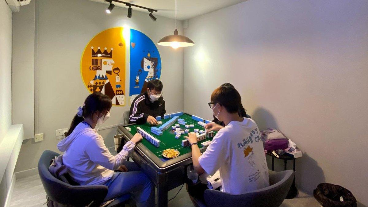 ME Cafe & Games, satu tempat wisata indoor di Singapura yang bisa kamu nikmati bersama sahabat.