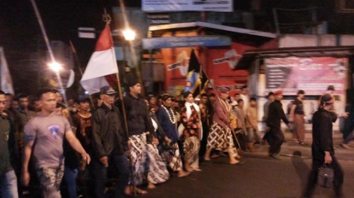 MUBENG BETENG YOGYAKARTA - Ratusan warga mengikuti ritual Topo Broto Mubeng Benteng di komplek Keraton Yogyakarta, Sabtu (25/10/2014) dini hari. Bagi anda yang ingin ikut berpartisipasi dalam kegiatan Mubeng Beteng pada tahun ini, berikut adalah Jadwal dan Rutenya untuk tahun ini.