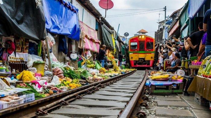 Maeklong Railway Market, tempat wisata populer di Bangkok, Thailand.