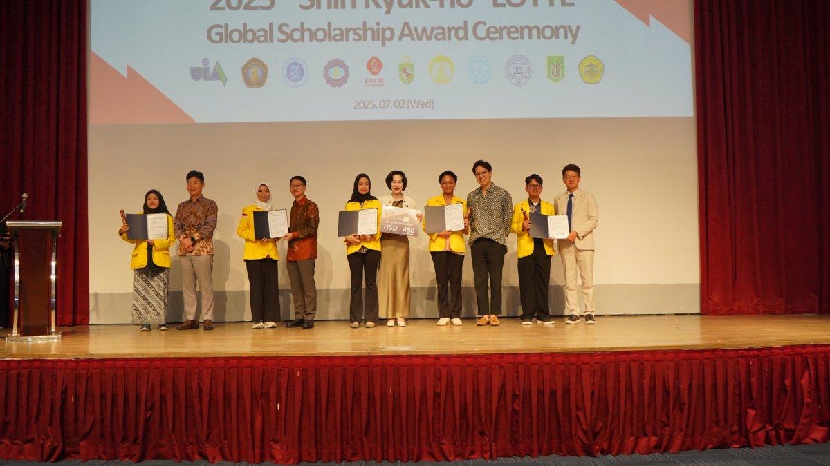 Mahasiswa Universitas Indonesia penerima beasiswa LOTTE Shin Kyuk-ho Global Scholarship 2025 berpose bersama perwakilan LOTTE di Jakarta.