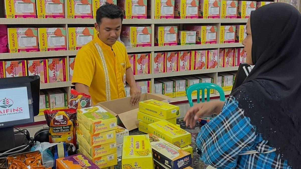 Maifins Oleh Oleh Pekanbaru, satu tempat belanja oleh-oleh terbaik di Pekanbaru, Riau.