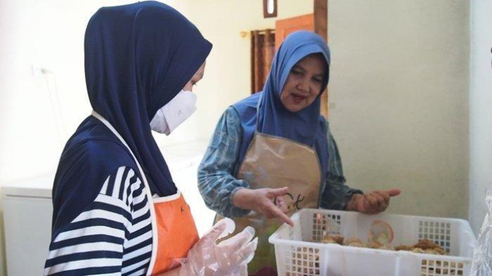 Mak Yuli menunjukkan proses pengemasan Ketam Isi Elcha di rumah produksi miliknya di Kecamatan Tanjungpandan, Belitung, pada Sabtu (10/8/2024).
