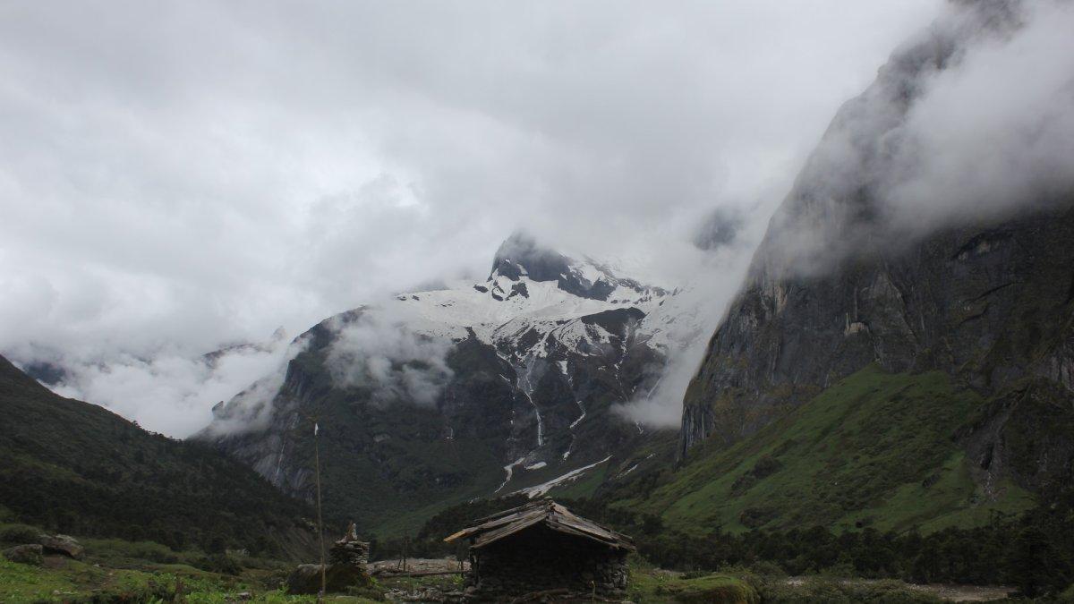 Makalu, satu gunung tertinggi di dunia.