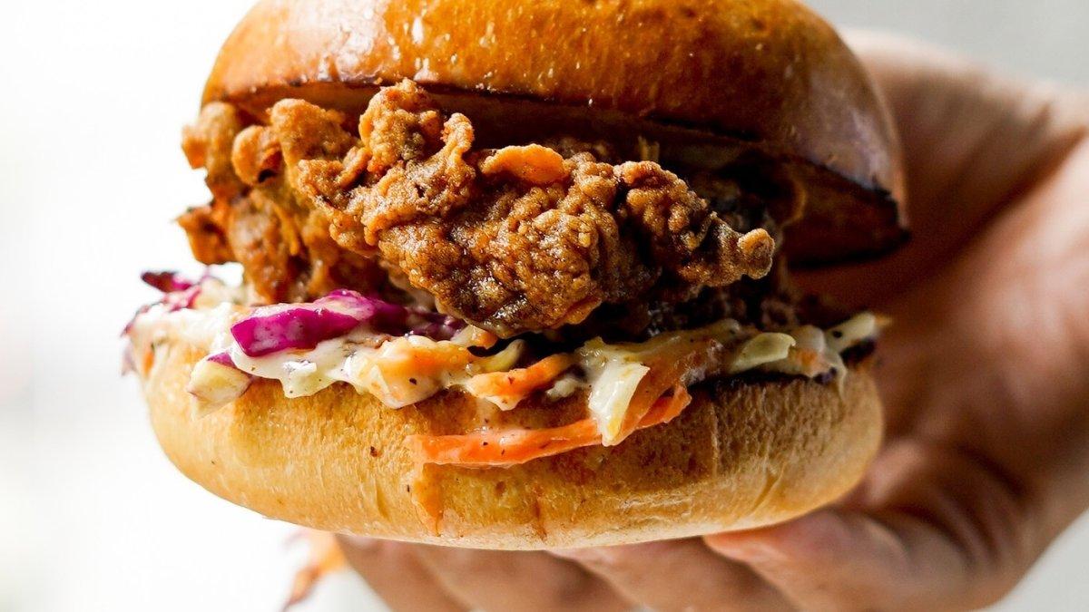 Makan Daging, satu burger di Solo Jawa Tengah yang terkenal enak dengan pilihan unik dan beragam.