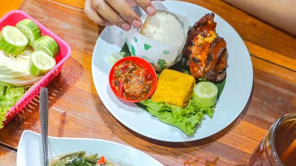 Makan siang di  Ampera Cibabat, Cimahi, Jawa Barat.