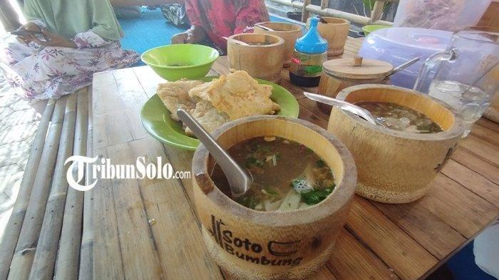 Soto ayam bumbung Mbok Rene di Jalan raya Cawas-Bayat, tepatnya di Dukuh Dono, Desa Banyuripan, Kecamatan Bayat, Kabupaten Klaten, Jawa Tengah.
