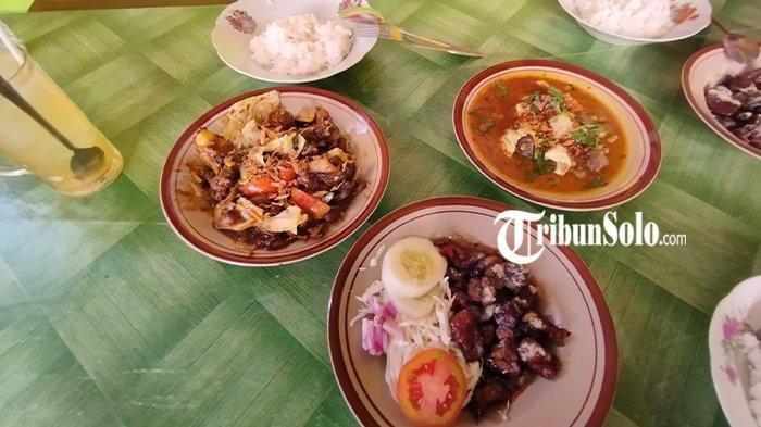 Menu olahan kambing yaitu sate, rica-rica, dan tongseng dari Warung Sate Kambing Muda Bu Nur, di Kecamatan Trucuk, Kabupaten Klaten, Jawa Tengah.