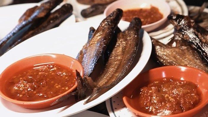 Makanan khas Riau, Goreng Ikan Selais di Pondok Patin HM Yunus Pekanbaru.