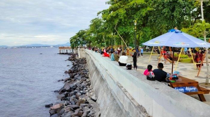 Suasana Malalayang Beach Walk, Manado, Sulawesi Utara, Senin (2/1/2023).
