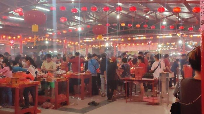 Malam puncak perayaan Cap Go Meh ditandai beragam kegiatan seperti mulainya beribadat bagi ribuan umat Tionghoa di Pulau Kemaro, Jumat (3/1/2023) malam.