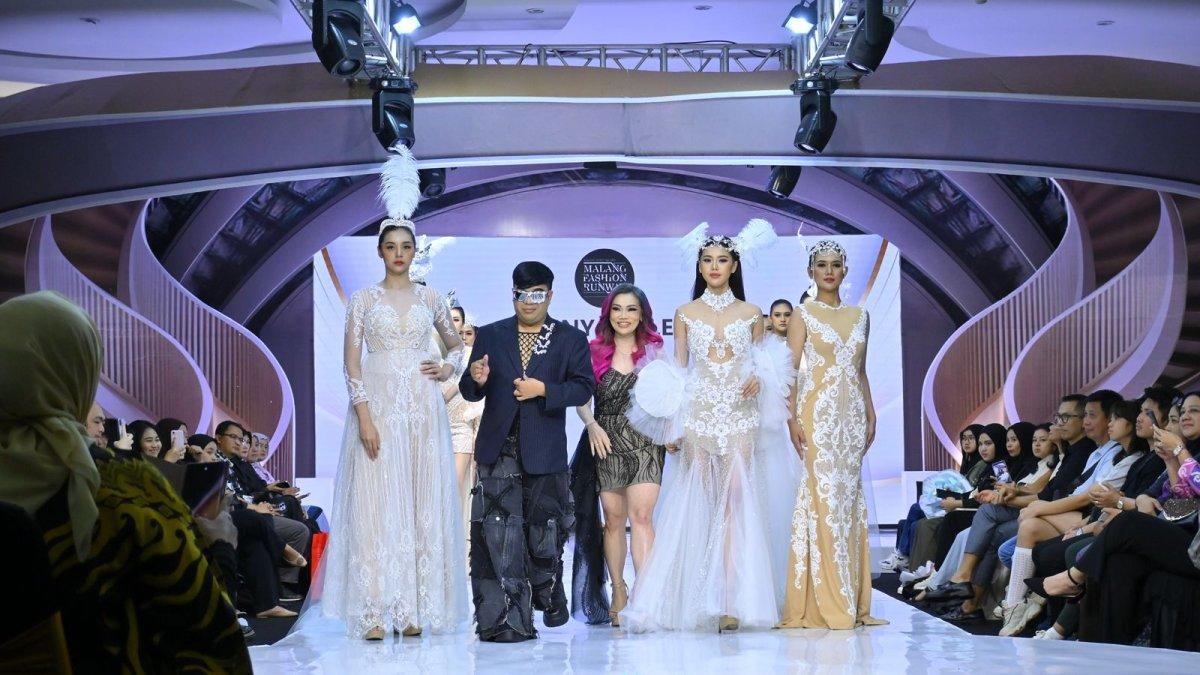 Para desainer dan model tampil memukau di panggung utama Malang Fashion Runway 2025 di Malang Town Square dengan koleksi bertema MODA VERSA.