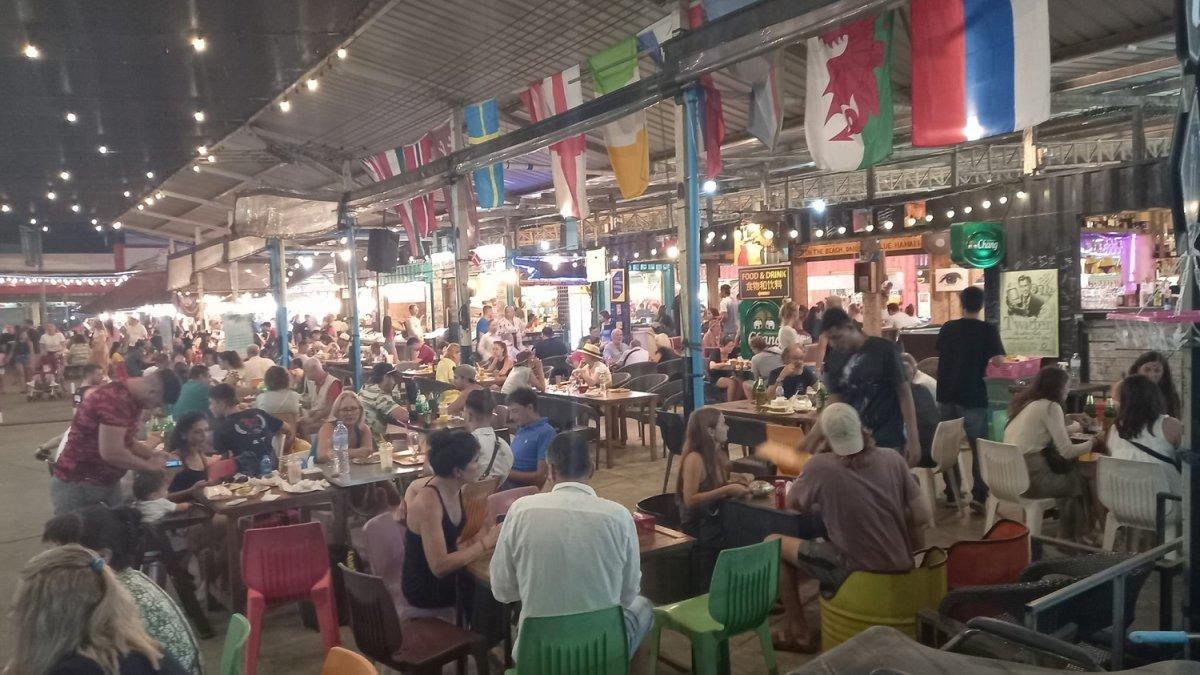 Malin Plaza Patong, satu pasar malam terbaik di Phuket Thailand buat berburu oleh-oleh murah.