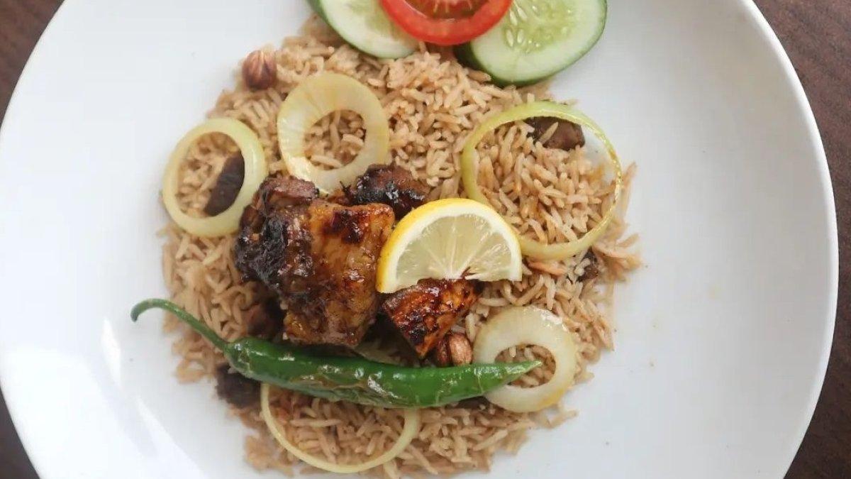 Mamih Ungu Resto and Cafe di Sukabumi, Jawa Barat.