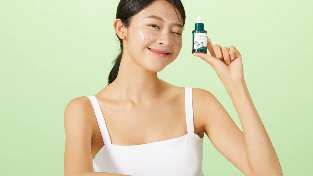 Manfaat Round Lab Pine Cica Ampoule bantu tenangkan kulit sensitif dan beri efek segar seketika.