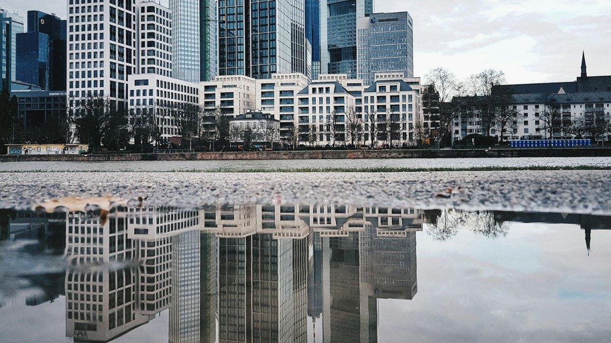 Manfaatkan refleksi, satu trik yang bisa kamu coba untuk mendapatkan foto terbaik dengan bermodal hp.