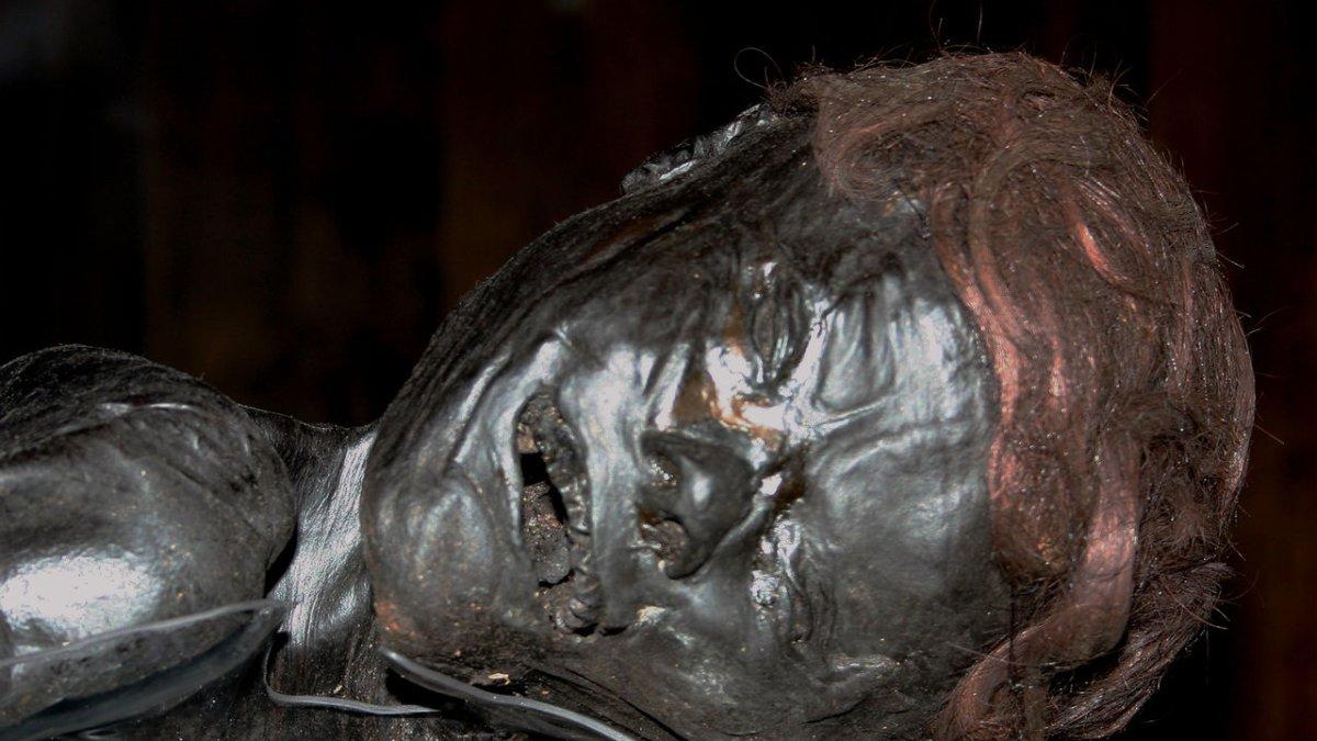 Manusia Grauballe, mumi yang ditemukan di rawa.