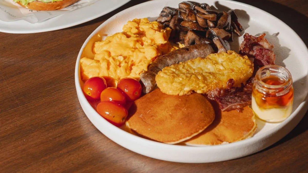 Maple & Oak, satu kafe brunch terbaik di Jakarta yang cocok dikunjungi saat makan siang.