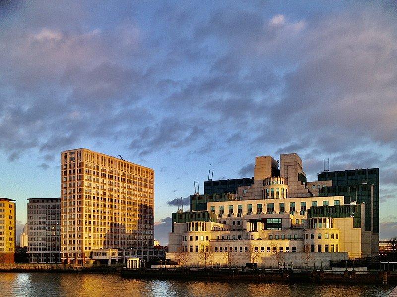 Markas Besar MI6, satu destinasi film James Bond yang paling menarik untuk dikunjungi.