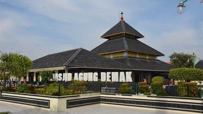 Masjid Agung Demak, destinasi wisata religi di Kampung Kauman, Bintoro, Demak, Jawa Tengah.