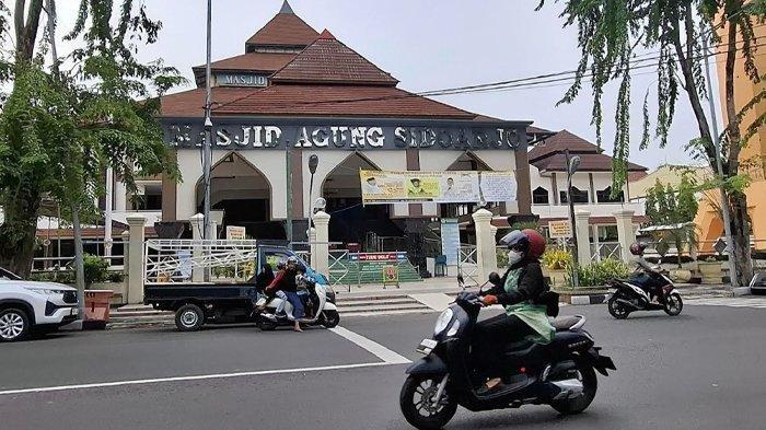 Masjid Agung Sidoarjo, satu tempat wisata religi di Sidoarjo, Jawa Timur.