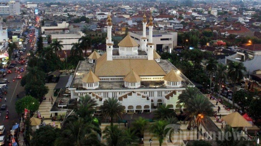 WISATA RELIGI TASIKMALAYA - Masjid Agung Tasikmalaya merupakan salah satu ikon kota yang menjadi pusat keagamaan masyarakat Tasikmalaya, Jawa Barat, Jumat (1/6/2018) Masjid ini menjadi salah satu masjid tertua yang tentunya memiliki peran besar dalam perkembangan Islam khususnya di daerah Priangan Timur tersebut. Menurut catatan, Masjid Agung Tasik dibangun saat menjelang akhir abad 19.
