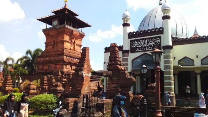 Masjid Al-Aqsha Menara Kudus atau Masjid Menara Kudus di Jawa Tengah.