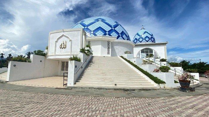 Masjid Baitussalam Nyak Sandang berada di Gampong Lhuet, Kecamatan Jaya (Lamno), Kabupaten Aceh Jaya.