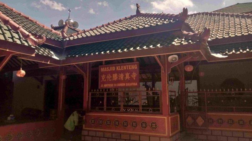 Seorang pekerja membersihkan Masjid Klenteng sebelum digunakan untuk beribadah.