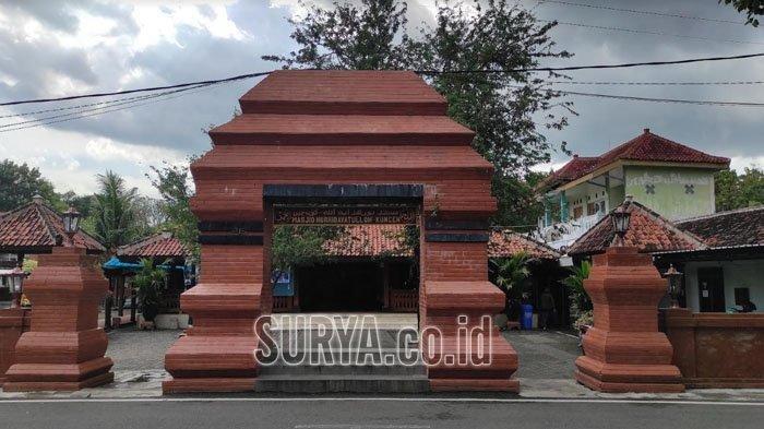 Masjid Nur Hidayatulloh atau Masjid Kuncen di Kelurahan Kuncen, Kecamatan Taman, Kota Madiun yang merupakan masjid tertua di Madiun.