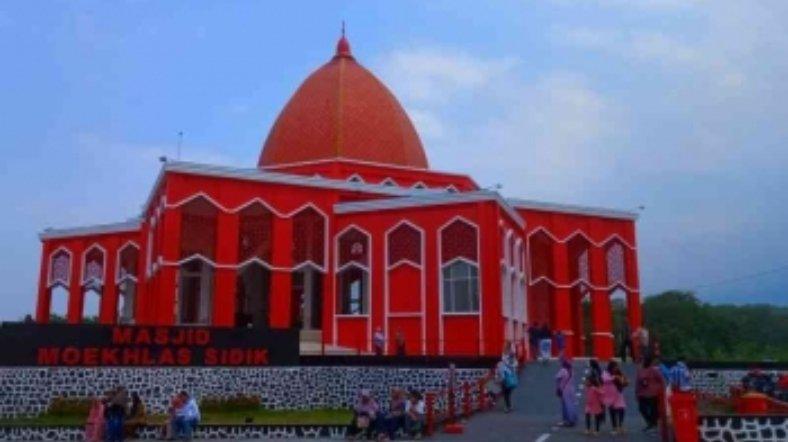 Masjid Merah Moekhlas Sidik.