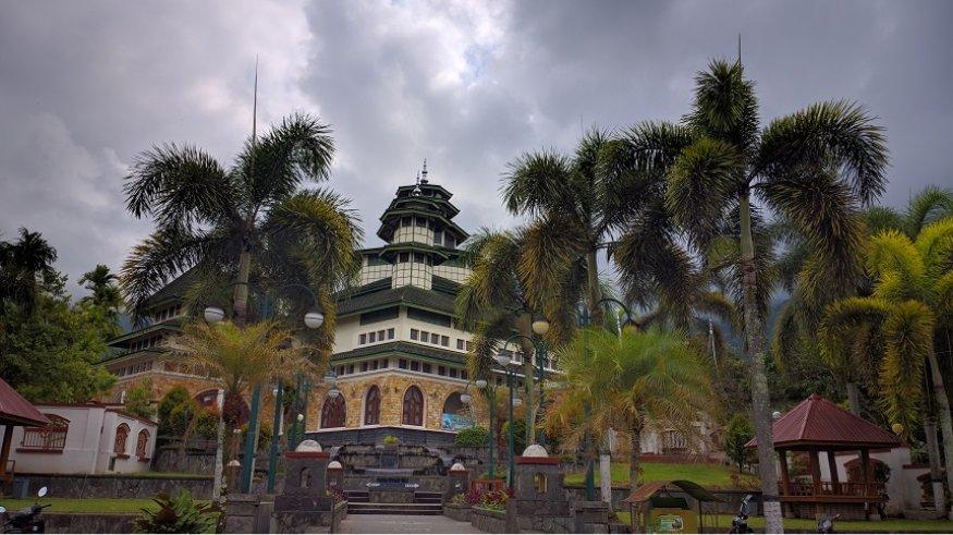 Masjid Raya Bayur di Kabupaten Agam, Sumatera Barat.