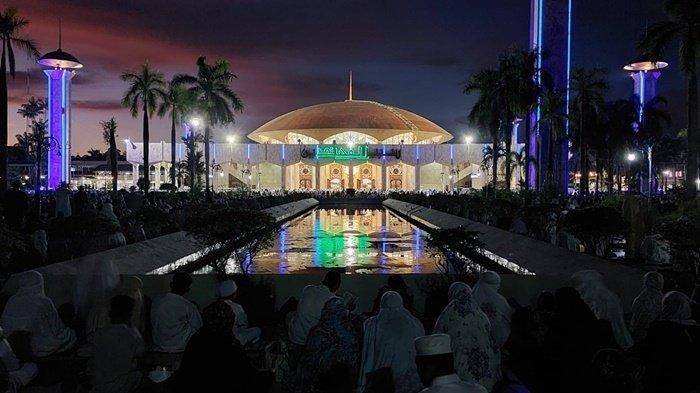 Masjid Raya Sabilal Muhtadin, satu tempat wisata religi di Banjarmasin Kalimantan Selatan.