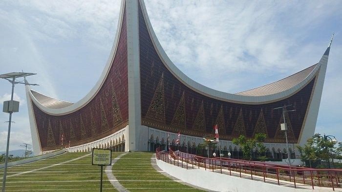 Masjid Raya Sumatera Barat yang menjadi ikon wisata di Sumatera Barat.