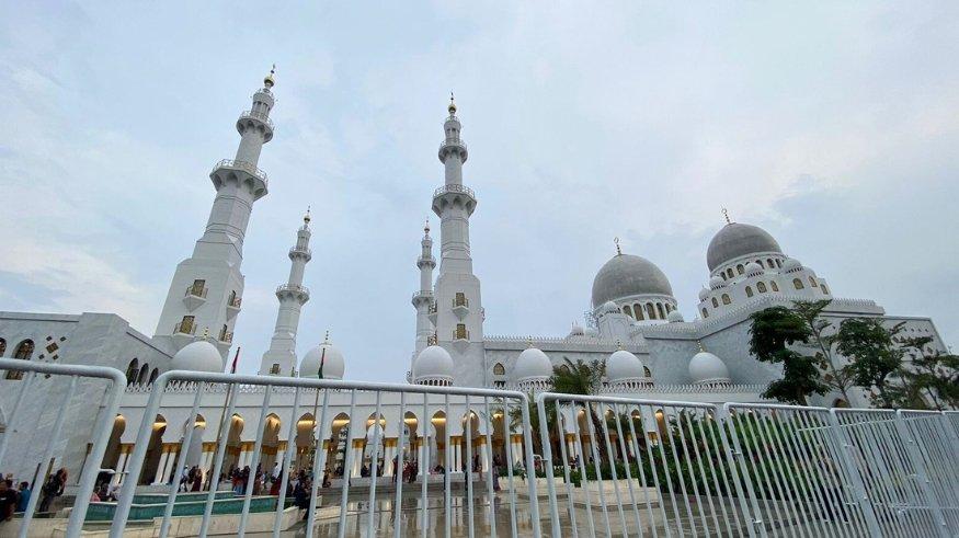 Masjid Raya Syeikh Zayed di Kota Solo, Jawa Tengah, saat dilihat dari luar pada Minggu (7/5/2023).