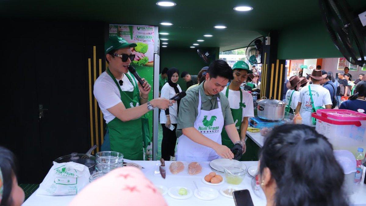 Maskot Alim Frozen Food sedang berinteraksi dengan pengunjung stand di Jakarta Fair Kemayoran.