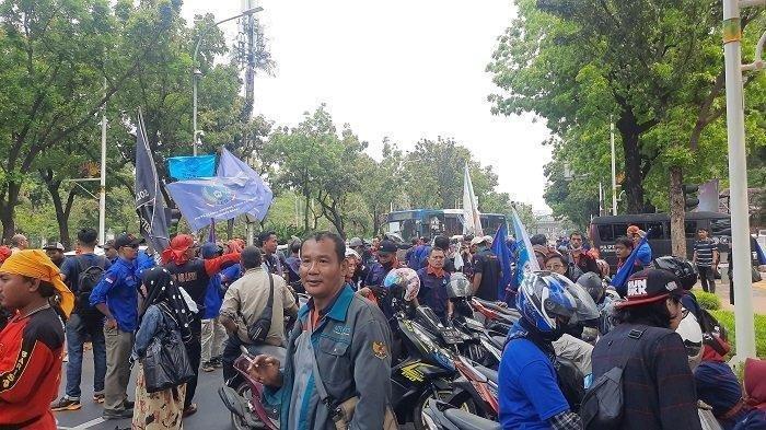 Massa buruh dari Aliansi Aksi Sejuta Buruh mendemo Pemprov DKI Jakarta di depan Balai Kota menuntut kenaikan Upah Minimum Provinsi (UMP) DKI 2024 menjadi sebesar Rp 5,6 juta per bulan, Selasa (21/11/2023).