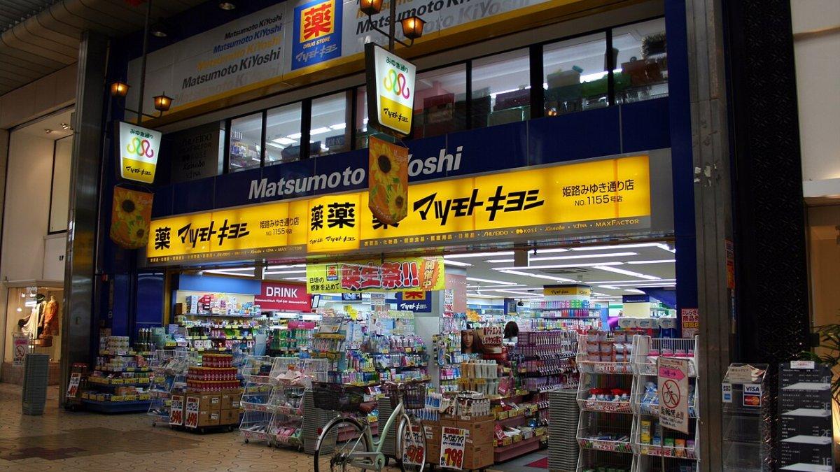 Matsumoto Kiyoshi, satu tempat belanja terbaik di Tokyo Jepang buat belanja produk kosmetik.