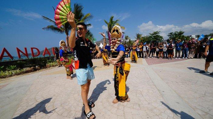 Maverick Vinales mengikuti balapan MotoGP di Mandalika 2023. Maverick Vinales, pembalap asal Spanyol kembali mencuri perhatian ketika mengikuti tren di medsos Indonesia: Cukurukuk hingga pinjam dulu seratus.