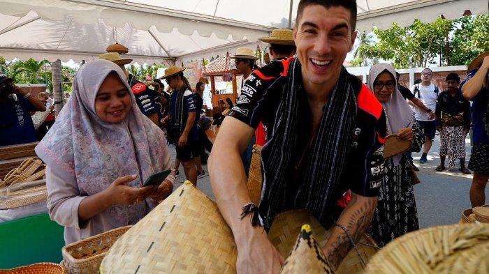 Maverick Vinales saat beli topi bambu di Lombok. Maverick Vinales, pembalap asal Spanyol kembali mencuri perhatian ketika mengikuti tren di medsos Indonesia: Cukurukuk hingga pinjam dulu seratus.