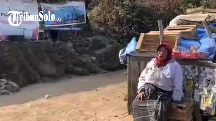 Mbok Yem, pemilik warung legendaris di Puncak Lawu. Dia bersama tiga anggota keluarganya masih bertahan di Puncak Lawu saat kebakaran hutan Gunung Lawu.