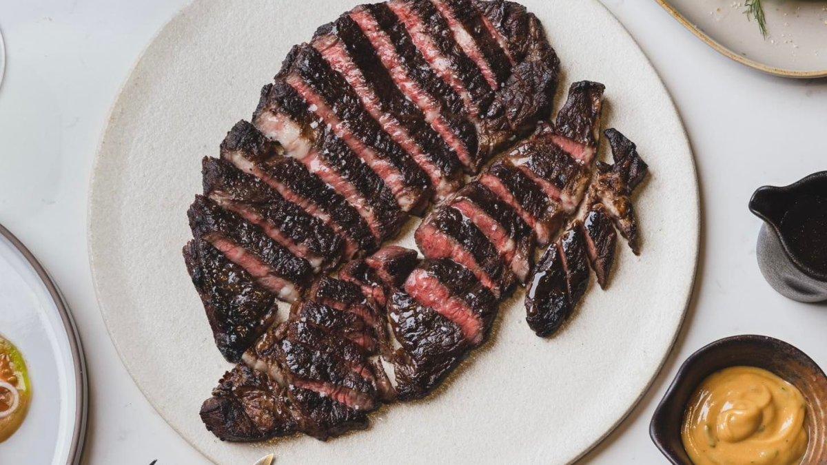 Meadesmoore, satu tempat makan malam terbaik di Singapura buat merayakan Valentine romantis bareng pasangan.