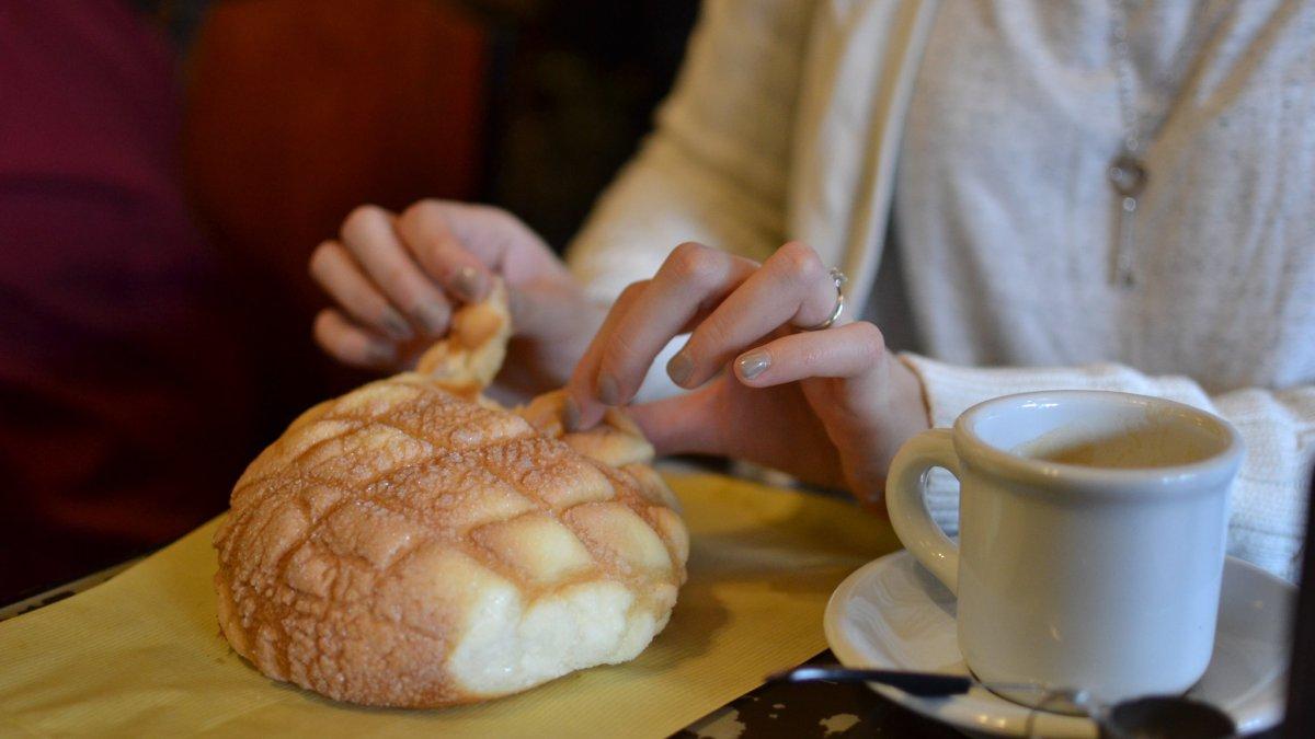 Melonpan, satu makanan khas Jepang yang wajib kamu coba saat pertama kali liburan ke sana.