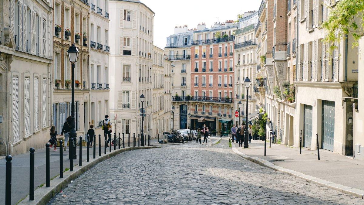 Menginap di Paris Prancis bisa lebih mahal tahun 2024.